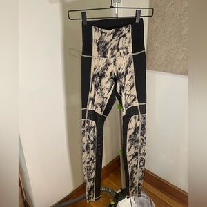 Lululemon Breathe Easy Leggings in Size 4 - Great Granite Black Mojave Tan Color